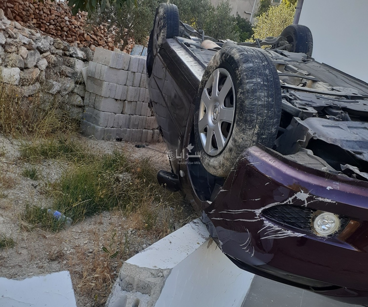 بالصور  ..  انقلاب مركبة تقودها فتاة أمام مركز صحي المزار الشمالي
