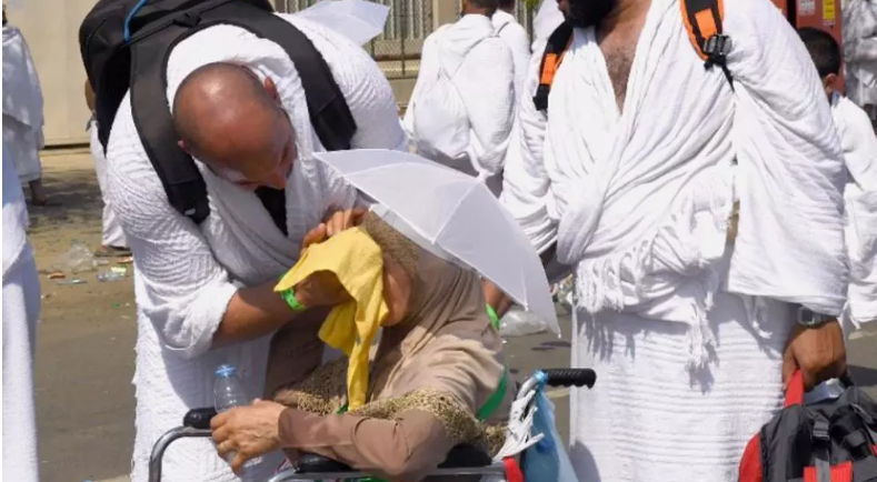 صورة معبرة ..  هكذا يخفف حاج عن والدته المسنة لهيب الشمس