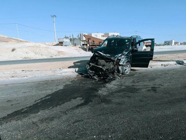 تصادم مركبتين على الطريق الصحراوي