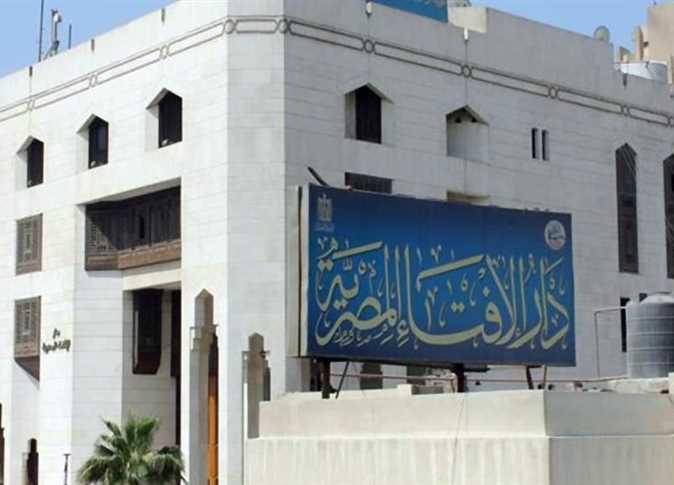 دار الإفتاء المصرية : يجوز إعطاء الزكاة للأخ المدين أيا كان سب الدين