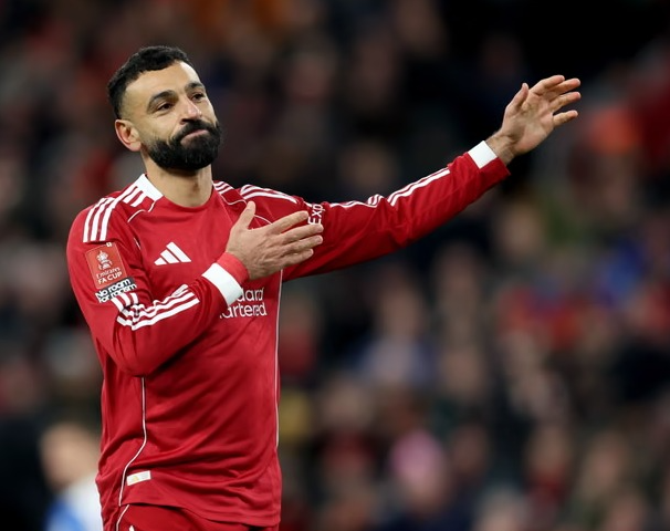رقم 11 ..  3 مرشحين لارتداء قميص محمد صلاح في ليفربول 