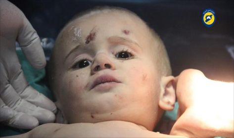 بالفيديو ..  انتشال طفل بقي يوما تحت الأنقاض في حلب