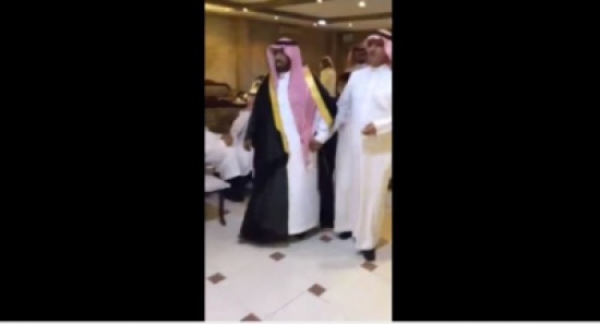 بالفيديو ..  هدية من "نوع آخر" لعريس سعودي في ليلة زفافه