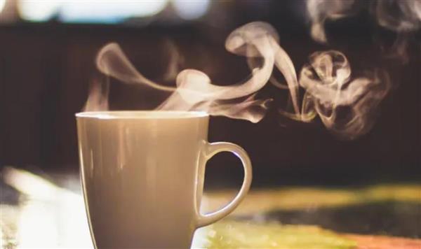  شرب الشاي والقهوة بهذه الطريقة قد يرفع خطر سرطان المريء