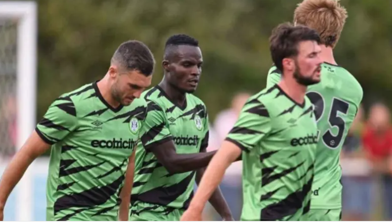 طرد مشجع بسبب " شطيرة لحم" ..  ناد إنجليزي يكشف الحقيقة