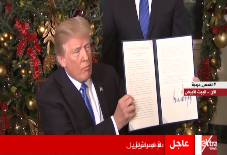 بالفيديو :لحظة توقيع ترامب على قرار نقل السفارة الأمريكية إلى القدس