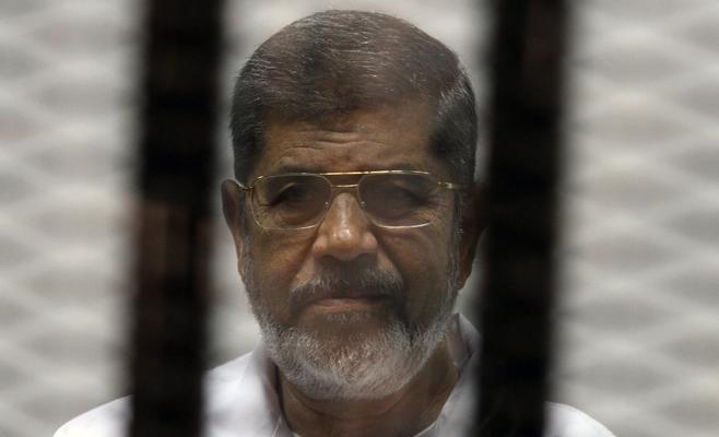 مصر: مرسي ومعارضون علمانيون في قفص واحد بتهمة إهانة القضاء