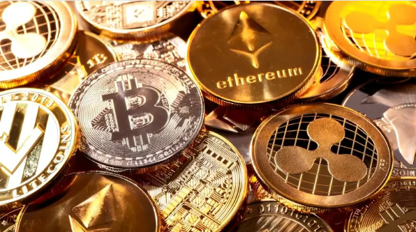 "إيثريوم" ترتفع لمستوى قياسي بينما "بيتكوين" تمحو مكاسبها