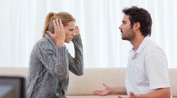 زوجتي تفضل أهلها وعملها على حياتنا