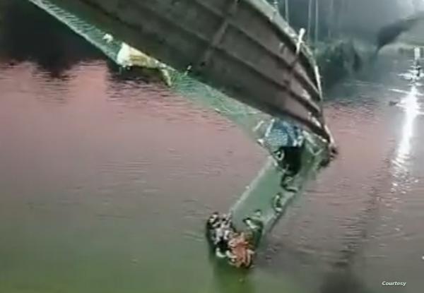 ارتفاع حصيلة ضحايا انهيار جسر معلق في الهند إلى 60 قتيلا (فيديو)