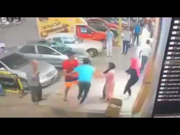 بالفيديو  ..  جريمة قتل بشعة راح ضحيتها شاب بالشارع العام 