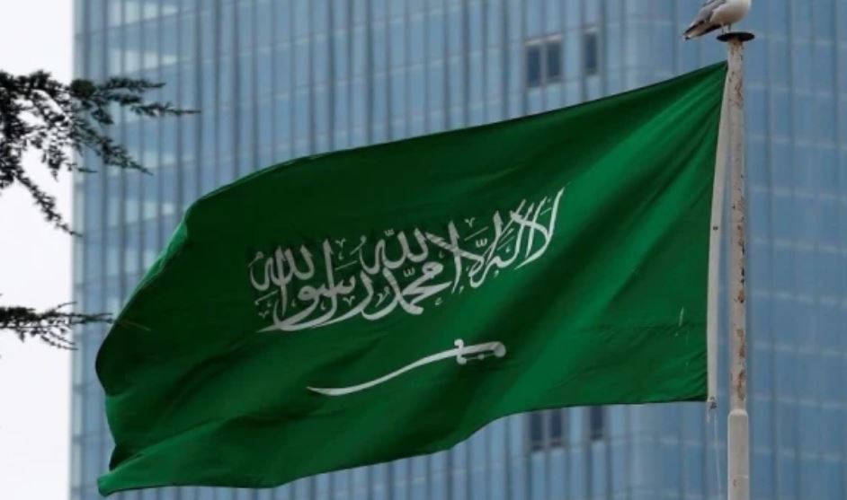 إصابة سعودي وأضرار مادية جراء سقوط شظايا صاروخين في الرياض