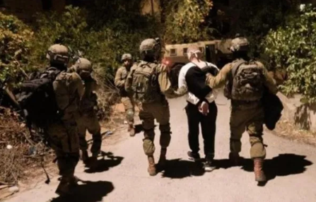 الاحتلال يعتدي على ثلاثة معتقلين ويصيبهم بجروح قبيل الإفراج عنهم