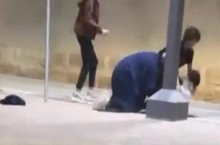 سعودية تعتدي على زميلتها في مكان عام