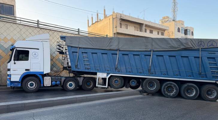 إدارة السير: تدهور تريلا داخل نفق الجمرك وتحويل حركة المرور