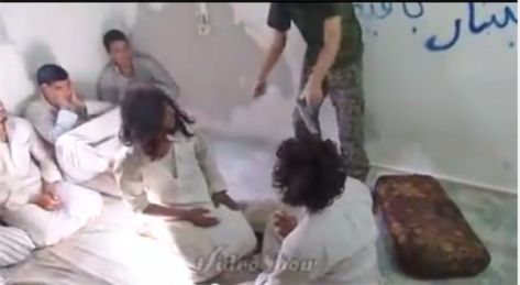 بالفيديو  ..   هكذا يعذب جنود ''الدولة الإسلامية'' أسرى جبهة النصرة 