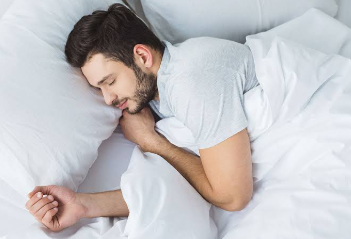لا أستطيع النوم بعد صلاة الفجر إلا بصعوبة، فما تفسيركم؟