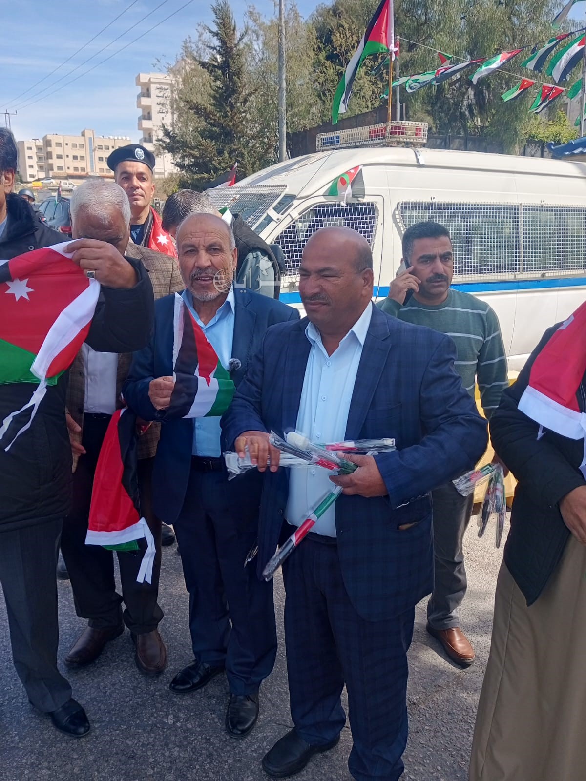 أهالي شفا بدران يحتفلون بيوم العلم الأردني 