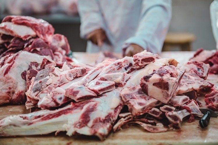 ما قصة اللحوم التي تباع بـ 4 دنانير ؟