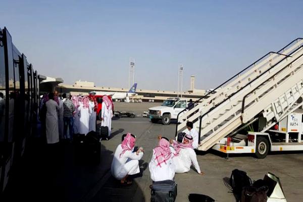 ركاب يفترشون ساحة مطار الملك خالد الدولي بعد تعطل طائرتهم