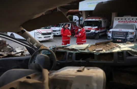 متطوعون غزيون ينتشلون بقايا من تراثهم المكتوب من بين ركام الحرب