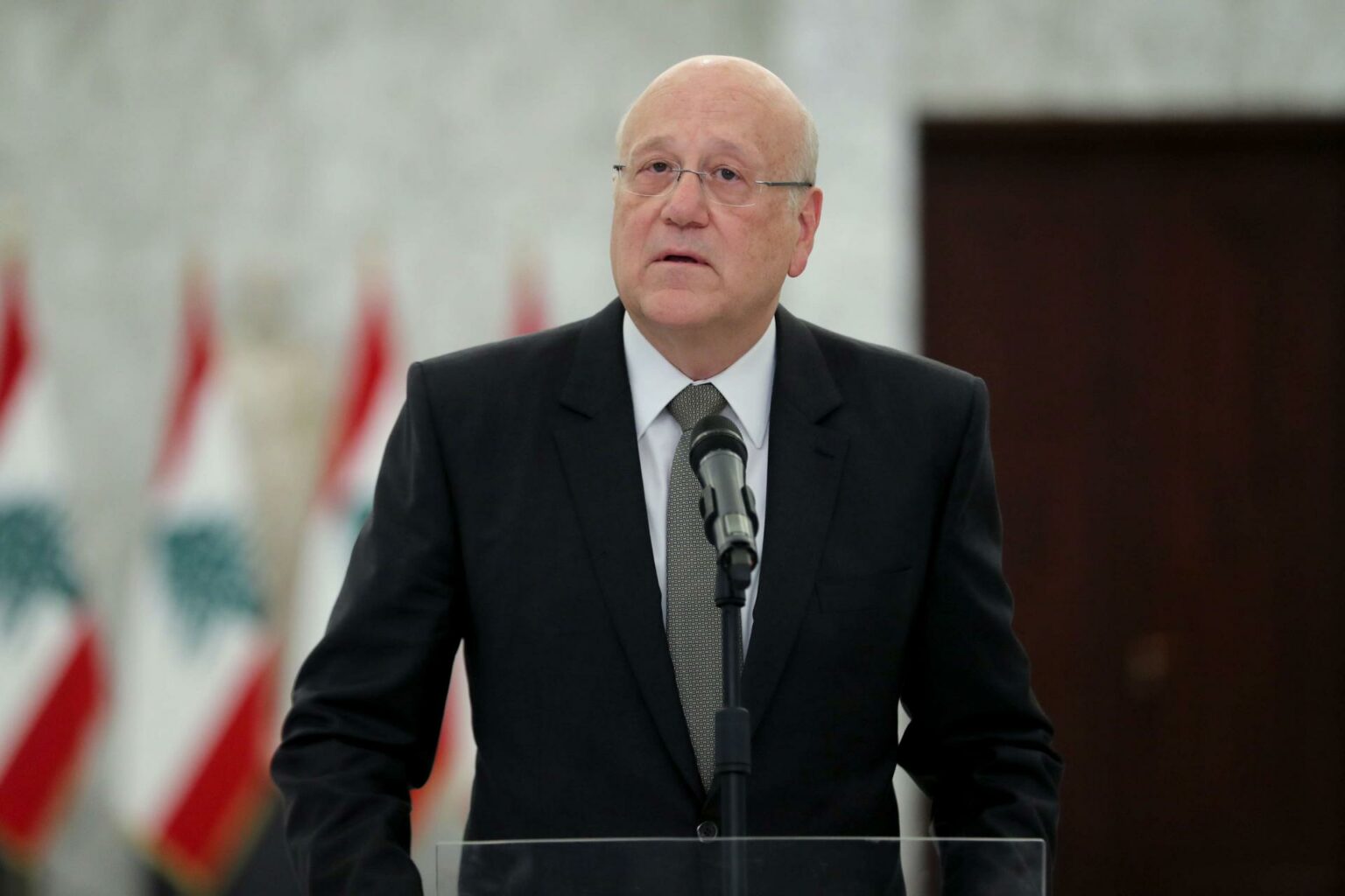 رئيس الحكومة اللبنانية: “لا دواء ولا رواتب بنهاية الشهر”