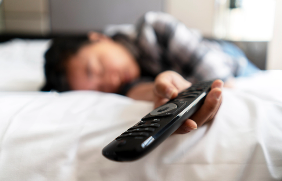 تعرف على خطورة النوم على ضوء التلفاز 