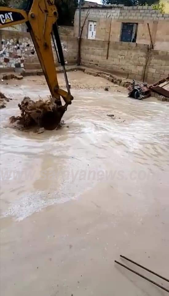 بالصور .. الشونه الجنوبية :مياه الأمطار تداهم عدد من المنازل في منطقة الروضة
