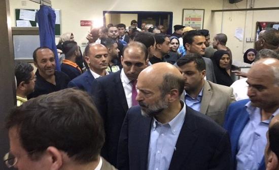 الرزاز يزور مصابي مسيرة العقبة في مستشفى البشير