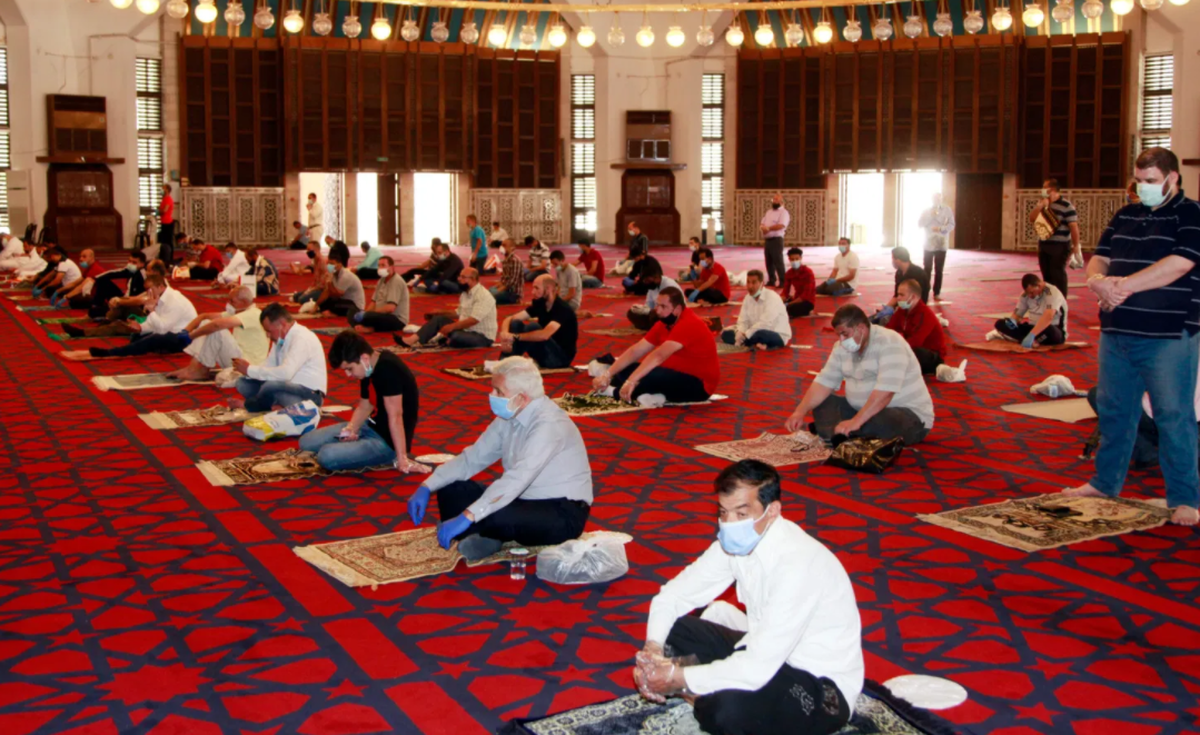 هل تغيب "التراويح" عن المساجد في رمضان  ..  مصدر حكومي يُجيب؟