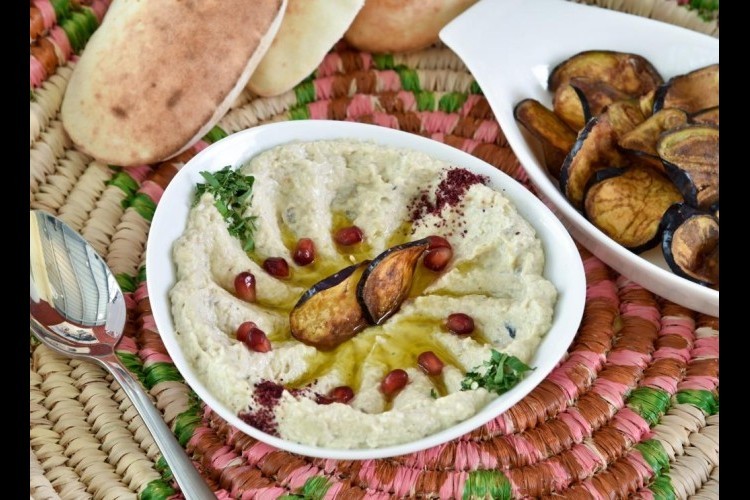 متبل الباذنجان المشوي بالطحينة والرمان