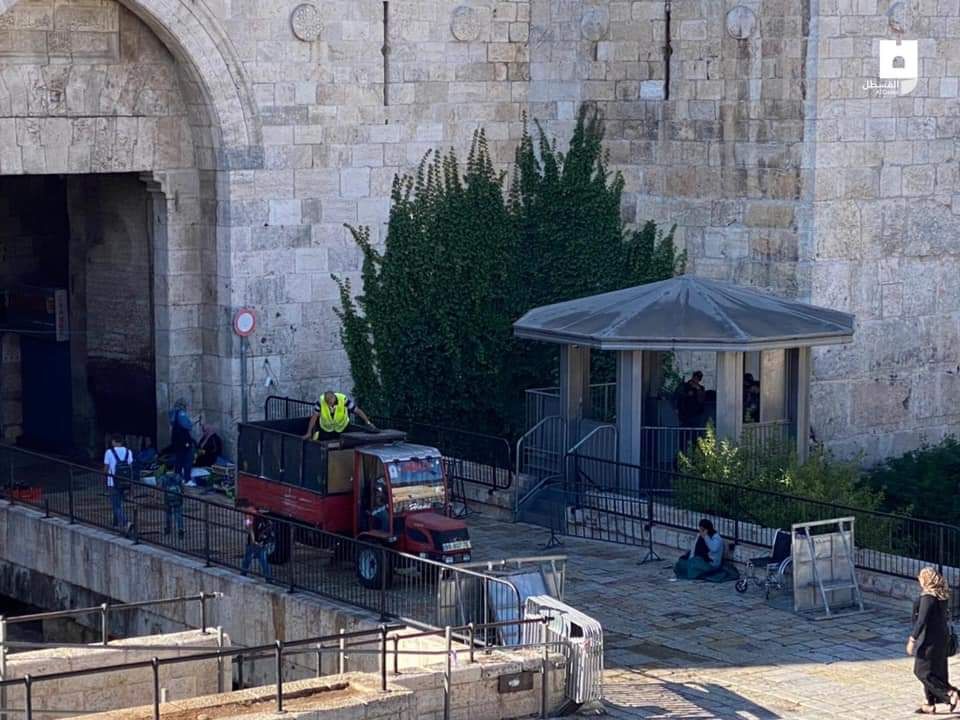 بالصور ..  الاحتلال الصهيوني ينصب الحواجز في القدس استعدادًا لما يُسمى بمسيرة بالأعلام 