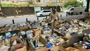مهندس لبناني يسكن تحت جسر ويبيع الكتب ويرفض وصف "مشرّد"
