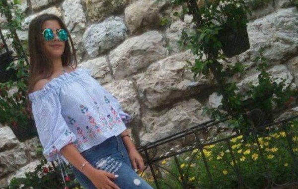 قصة محزنة ..  ياسمين وجدت مشنوقة على شرفة منزلها ..  ووالدتها رفضت بقاء جثتها