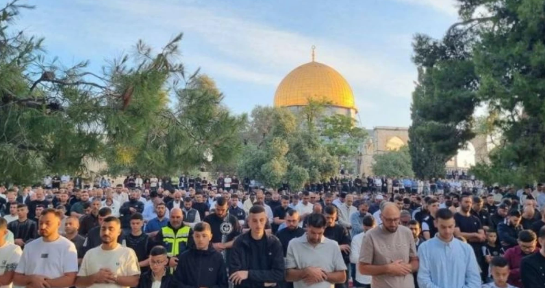 140 ألف مصلٍّ يؤدون صلاة العيد في المسجد الأقصى وسط إجراءات الاحتلال المشددة