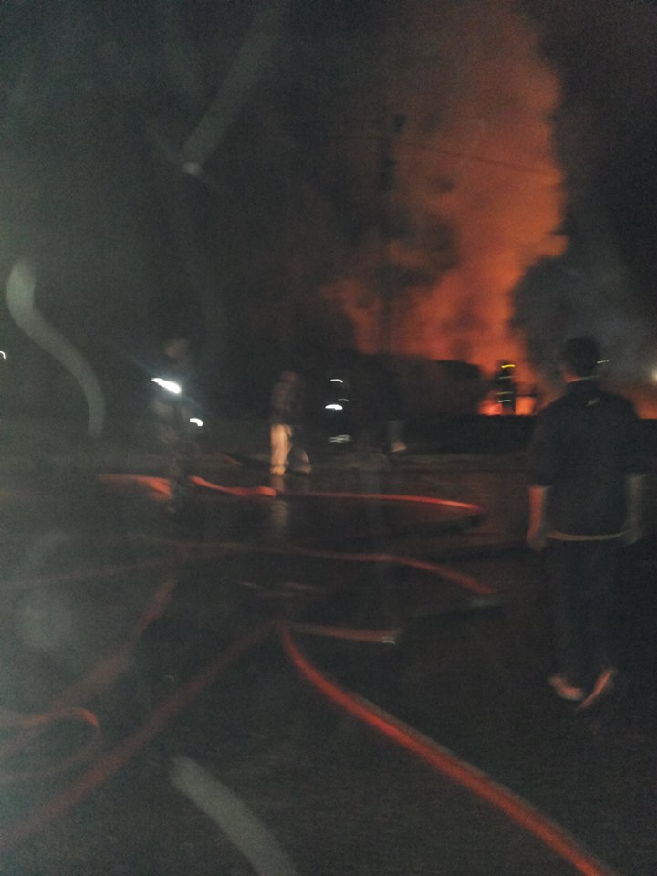 سائق صهريج "مياه" يساعد الدفاع المدني باخماد حريق صهريج نفط مشتعل "صورة"