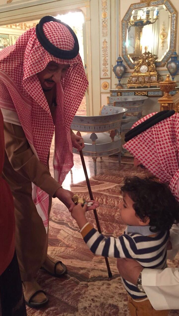 بالصورة  ..  قصة الطفل الذي قدم الملك سلمان له الحلوى   