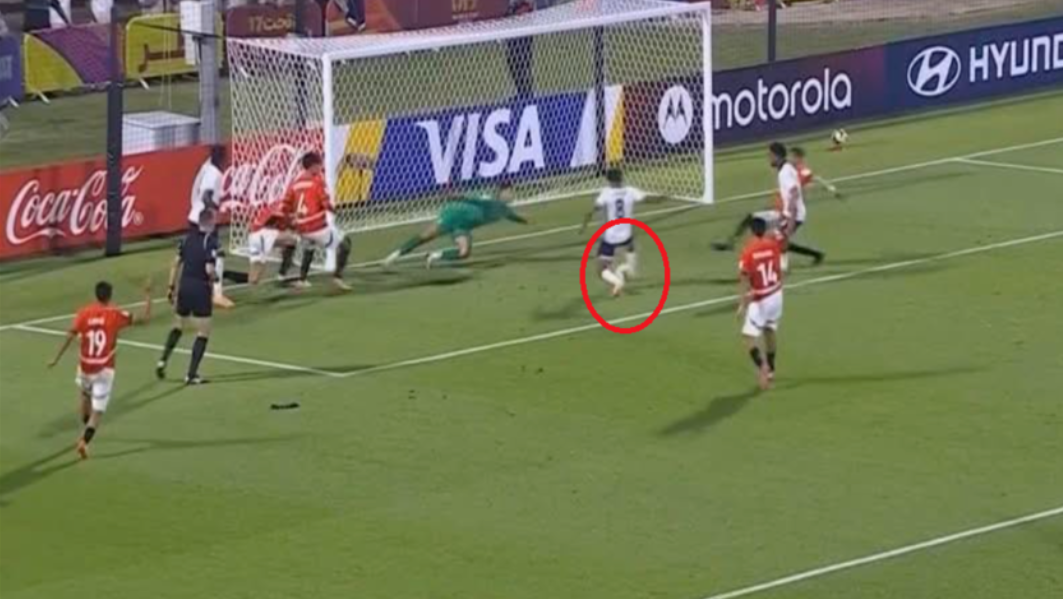 بالفيديو ..  تصدٍّ خرافي من عمر عبد العزيز يخطف الأنظار في مواجهة مصر وإنجلترا 