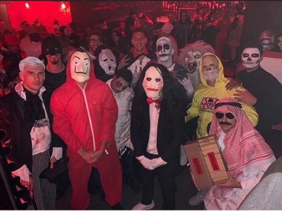 للاعب كرة قدم عالمي يتنكر في "زي عربي ويحمل قنابل" احتفالا بـ "الهالوين"