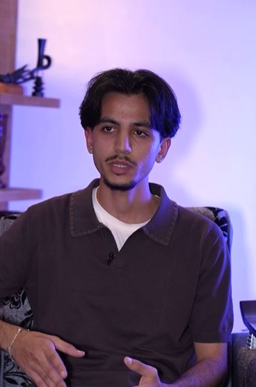 طالب الطب والجراحة البيطرية "دانيال غرايبة" يكتشف خطأً في كتاب علمي ويصححه ..  فيديو