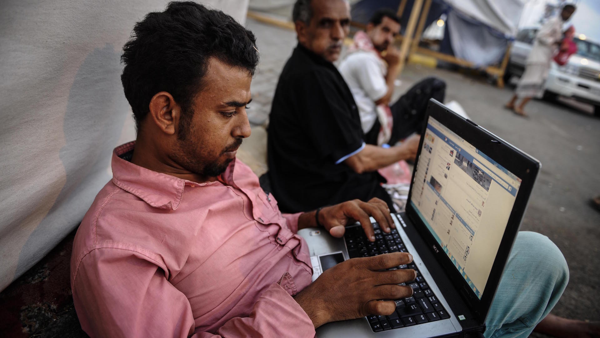  عودة خدمة الإنترنت في اليمن بعد انقطاع أربعة أيام عقب ضربات جوية