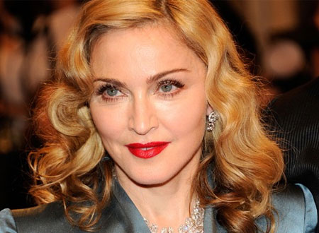 ابنة مادونا تكبر بسرعة مفاجئة وتقلد والدتها بمكياج صارخ ..  صور