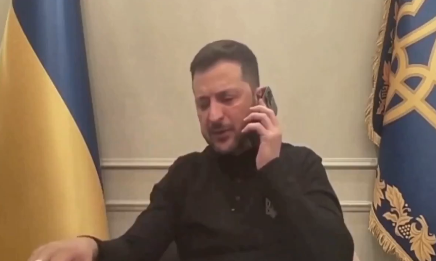 بالفيديو ..  زيلينسكي يقطع مكالمته الهاتفية مع ماكرون ويطلب تأجيل المحادثة لانشغاله بمقابلة صحفية