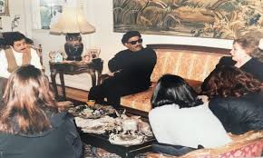 شاهد  ..  أحمد زكى فى صور نادرة من كواليس أيام السادات