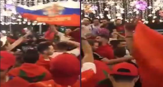  رفعوا العلم الروسي وهتفوا مباركين ..  “شاهد” جماهير مغربية تحتفل بفوز الروس على منتخب مصر