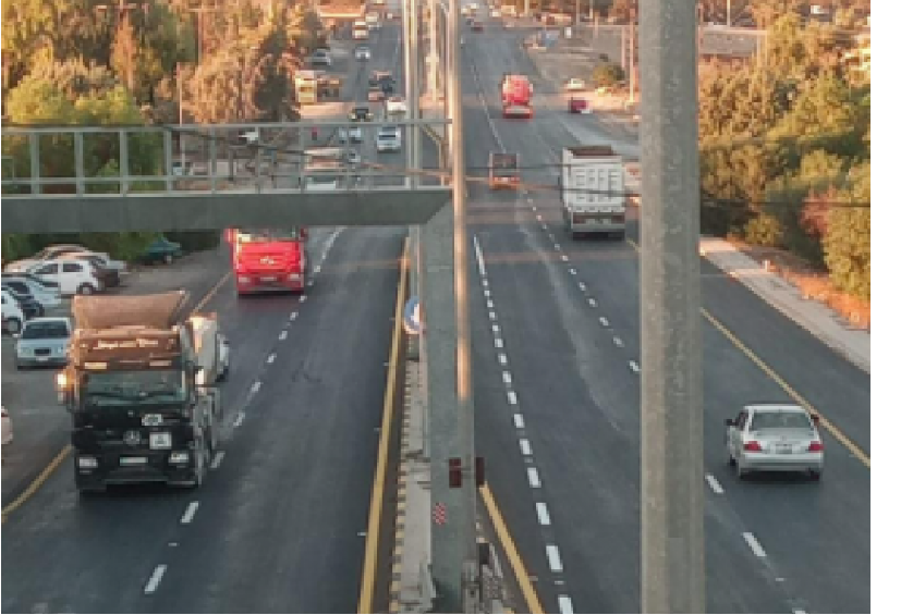 سقوط مدحلة من شاحنة على جسر مأدبا بسبب سوء التحميل