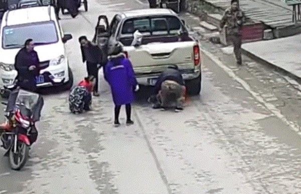 بالفيديو .. حاولت إنقاذ طفلها فصدمتهما شاحنة