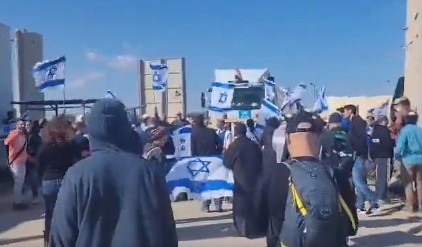 بالفيديو  ..  مستوطنون يمنعون دخول المساعدات إلى غزة في معبر كرم أبو سالم 