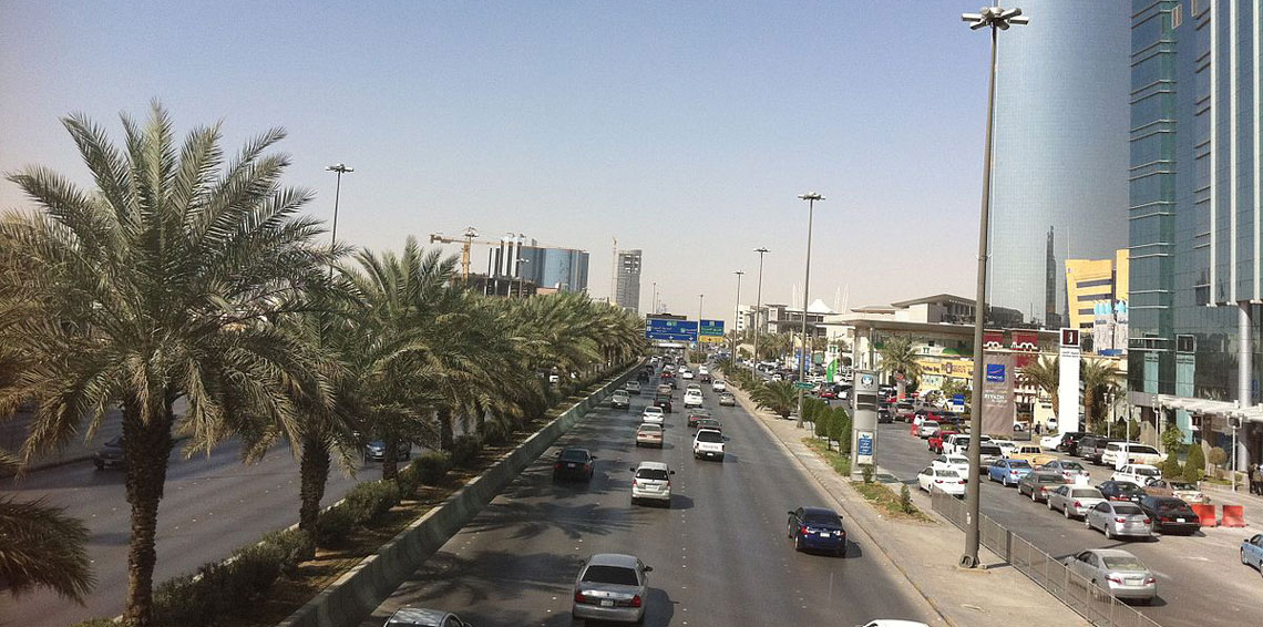 بالفيديو ..  مطاردة مثيرة لسائق متهور في السعودية تنتهي بضربه وتسليمه للشرطة 