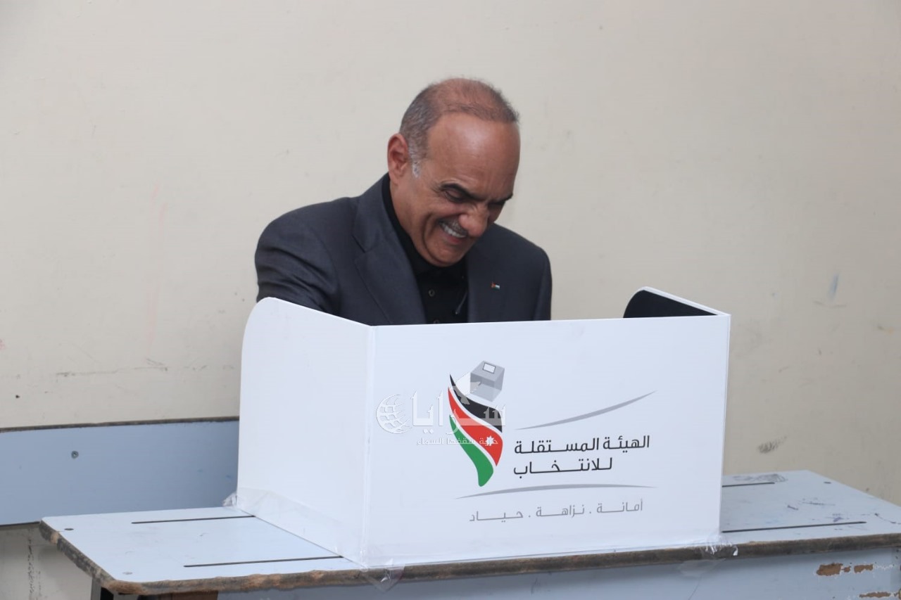 بالصور  ..  رئيس الوزراء يدلي بصوته في الثانية عمّان  